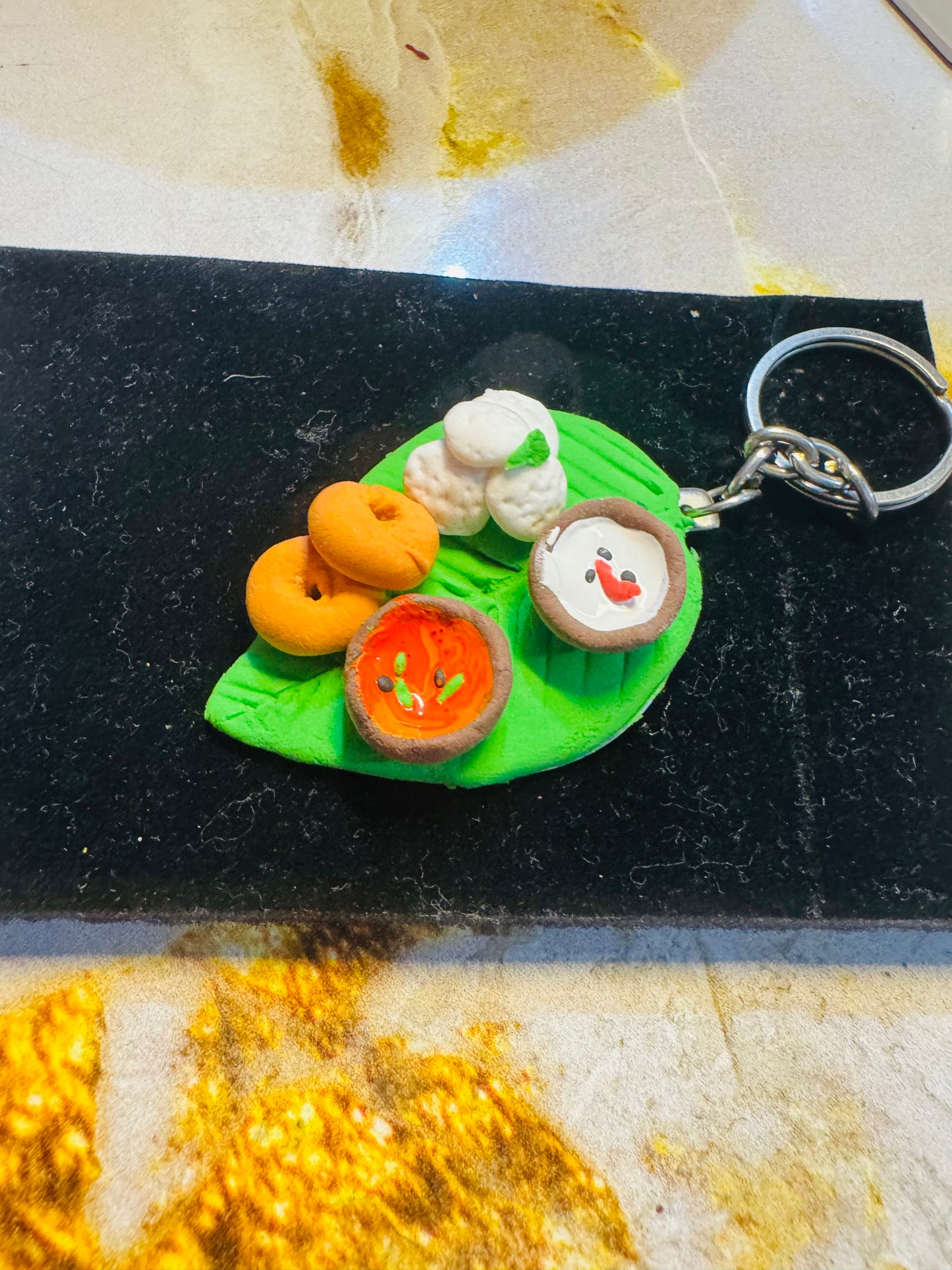 Mini South Indian Breakfast Keychain – Idli, Vada, Chutney & Sambar on Leaf
