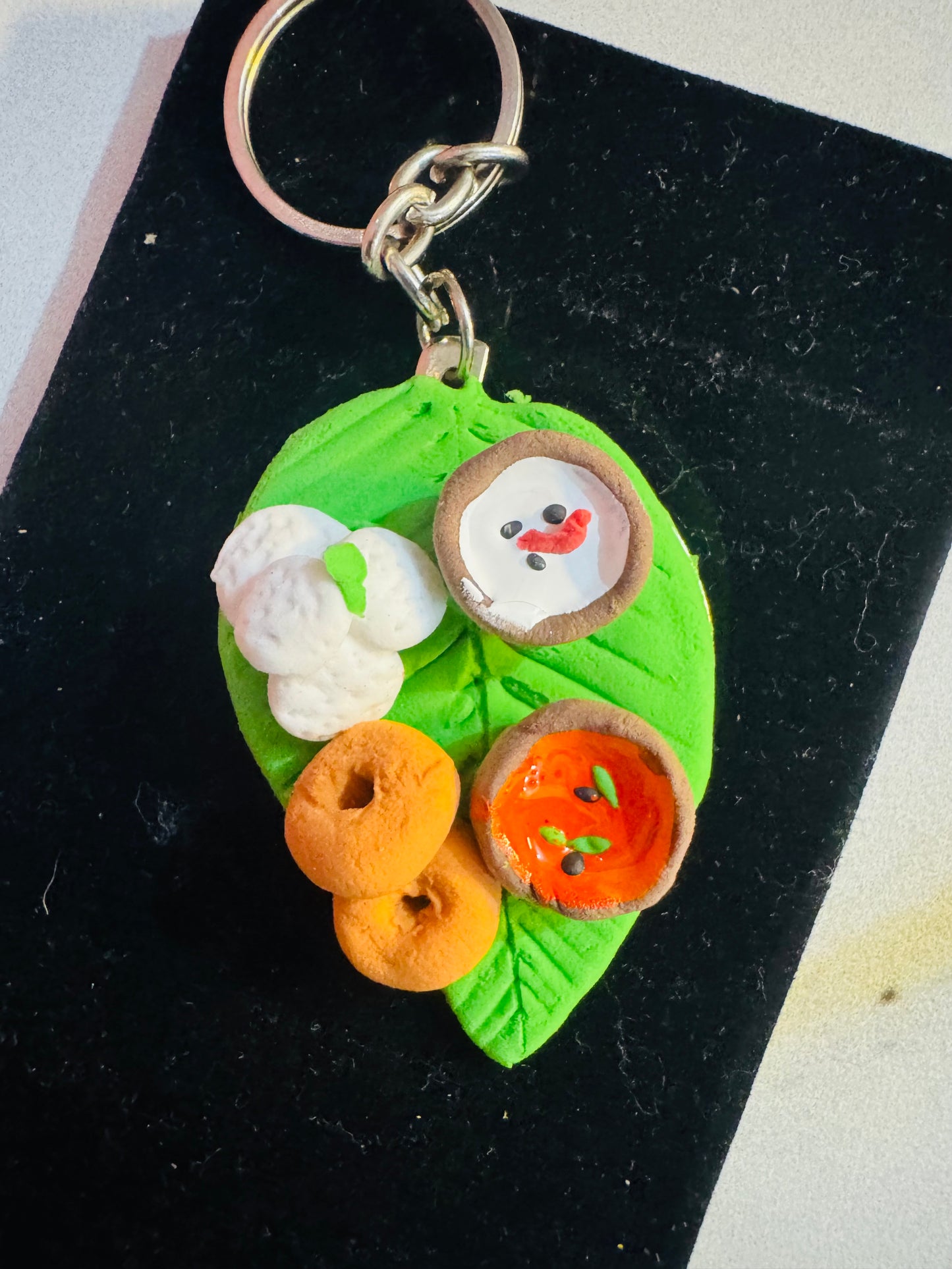 Mini South Indian Breakfast Keychain – Idli, Vada, Chutney & Sambar on Leaf
